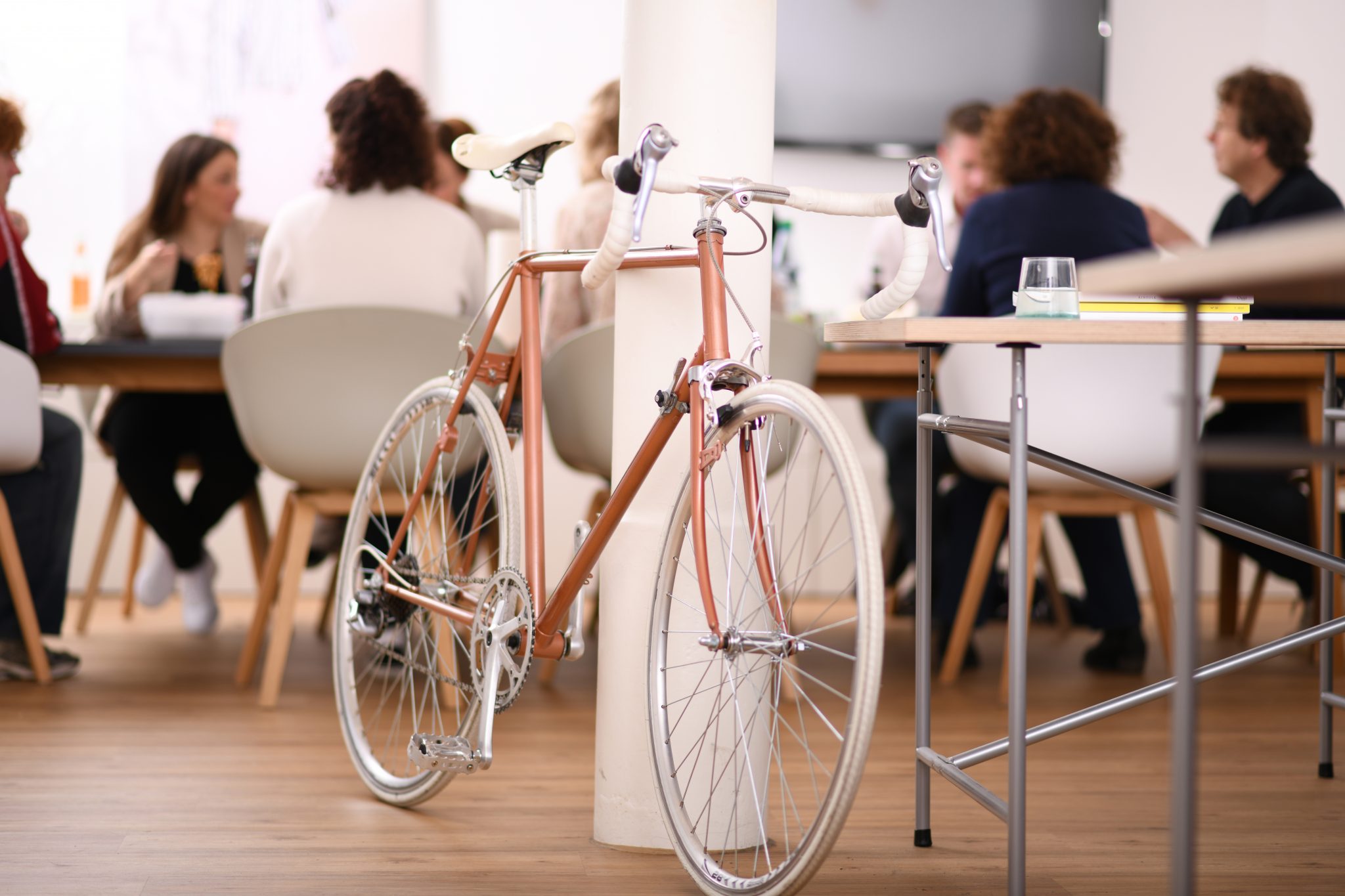 Heldenstreich – die Agentur für Employer Branding und Markenentwicklung, Mitarbeiter mit Fahrrad in der Agentur