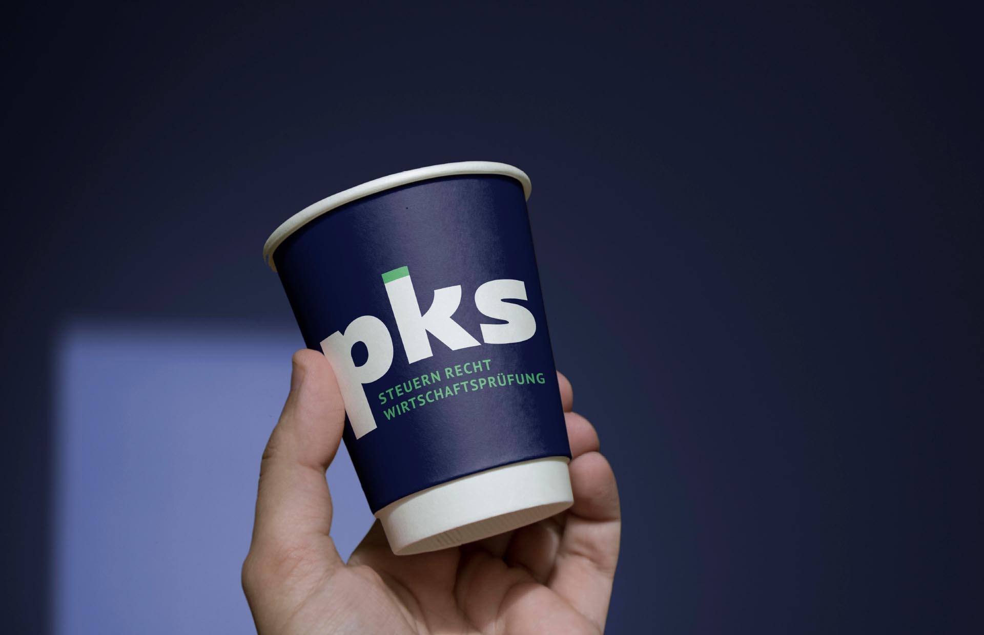 Employer Branding für die Steuerberater-Kanzlei PKS in Schweinfurt, Logo Design Kaffeebecjer
