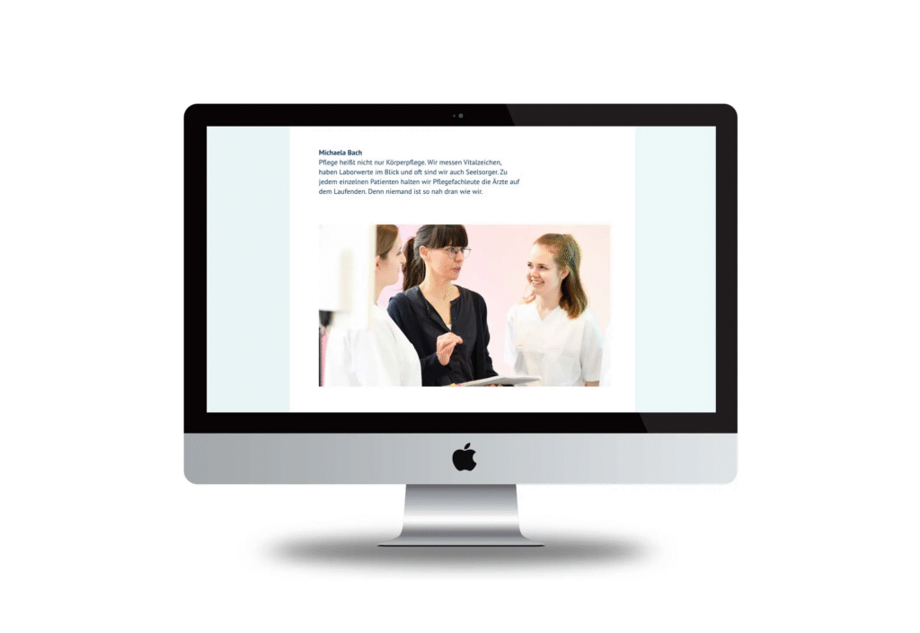 iMac mit einer Website-Ansicht, die eine Pflegekraft und zwei Auszubildende der Fachklinik KLH im Gespräch zeigt.