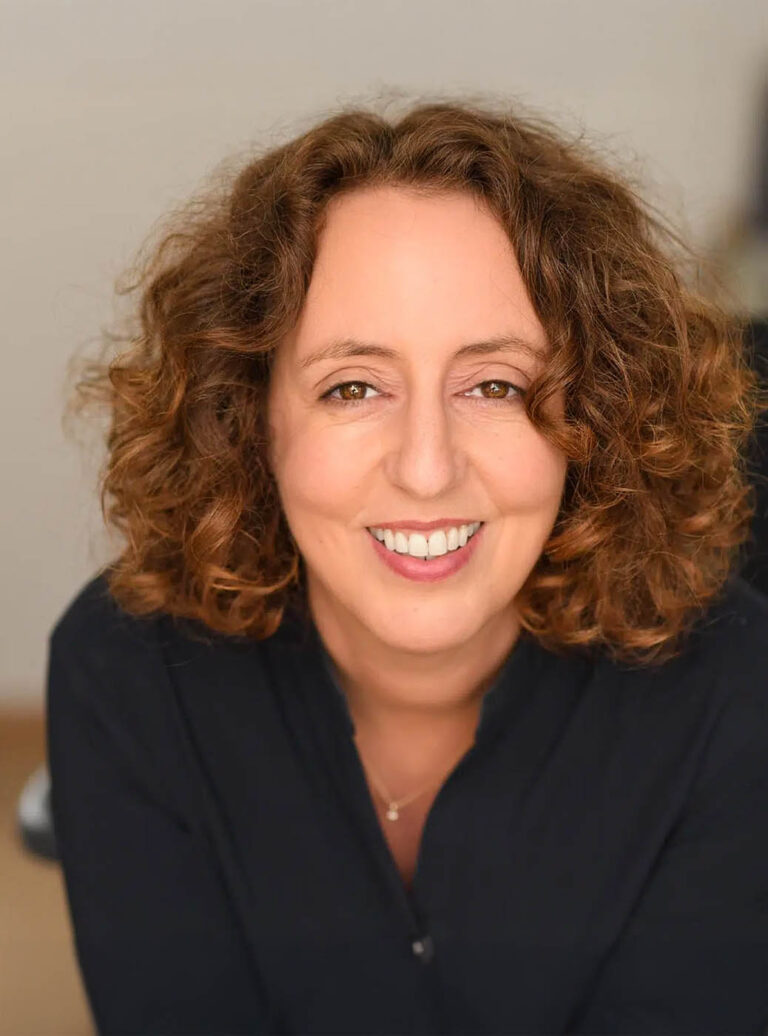 Portrait von Sibylle aus der Agentur Heldenstreich – authentische Teamaufnahme für Employer Branding.