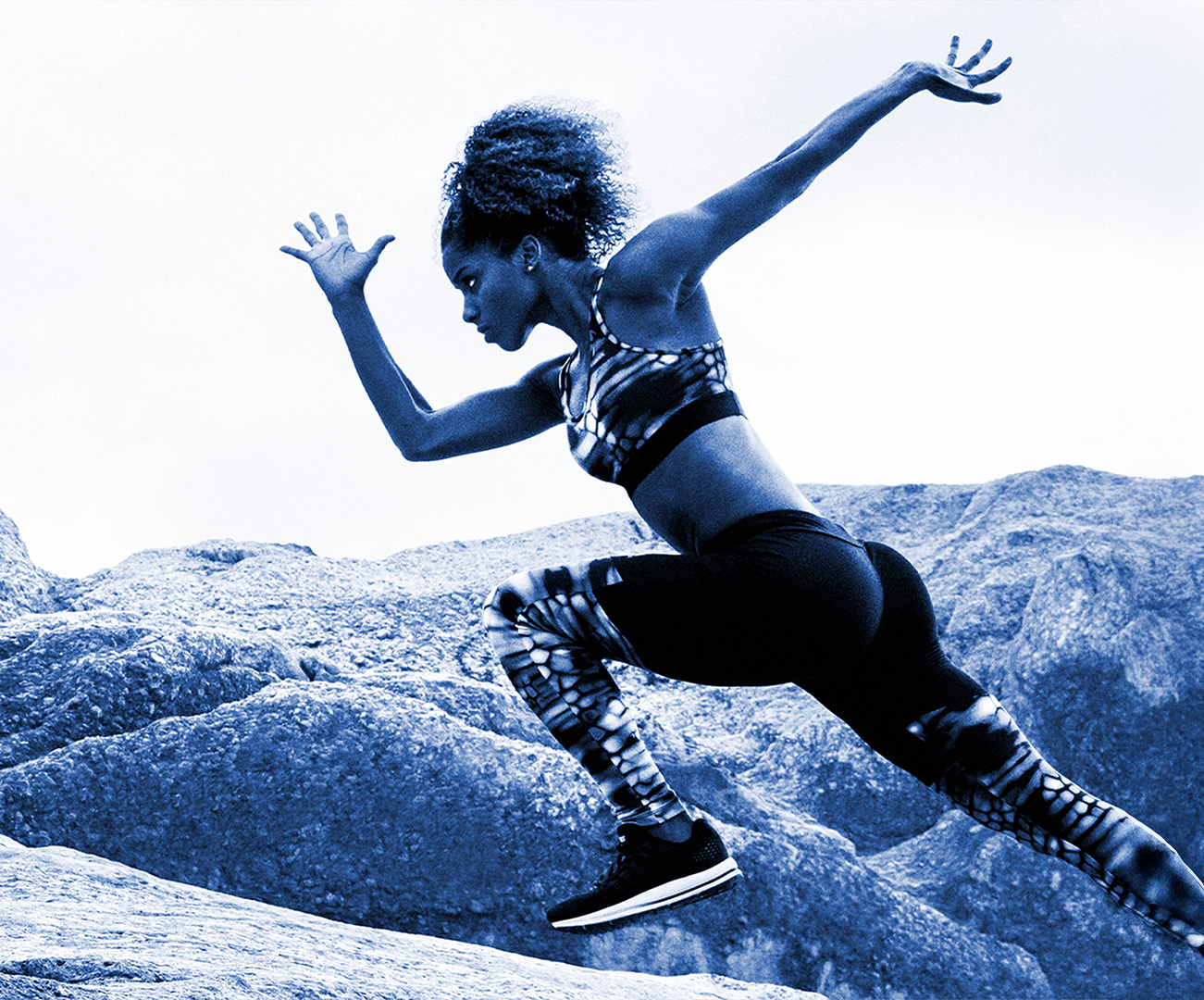 Athletin sprintet über Felsen – dynamisches Headerbild für Cosmed Employer Branding