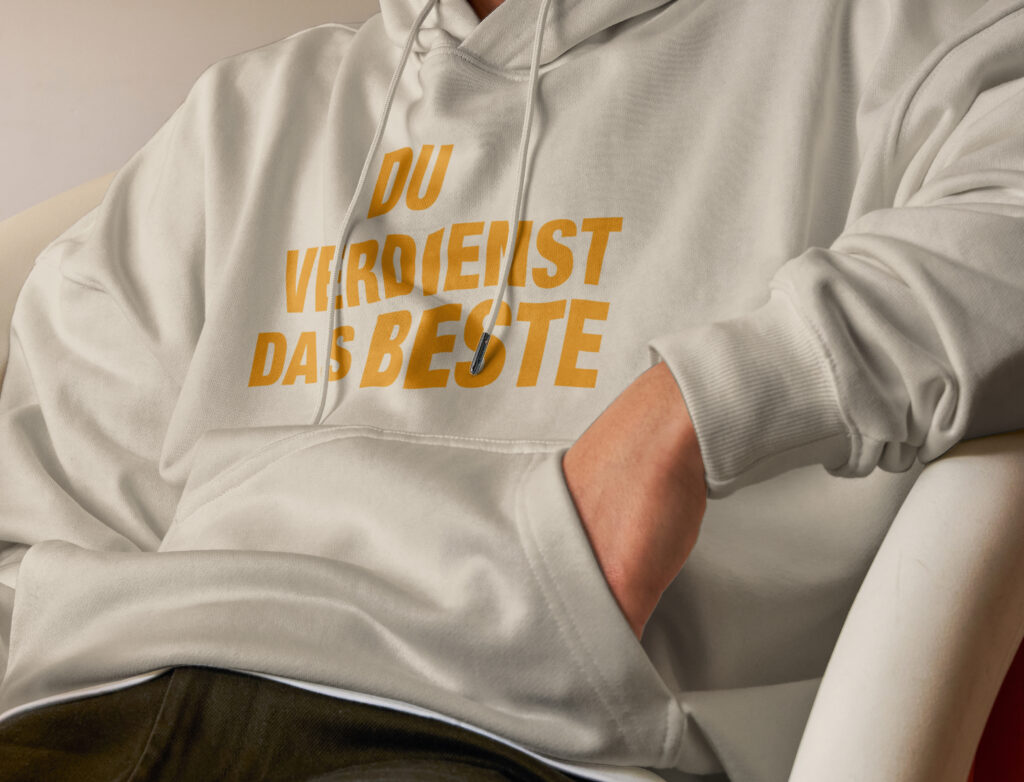 Hoodie mit dem Claim „Du verdienst das Beste“ aus der BASF-Azubi-Kampagne – Employer-Branding-Merchandising für das Ausbildungsmarketing.