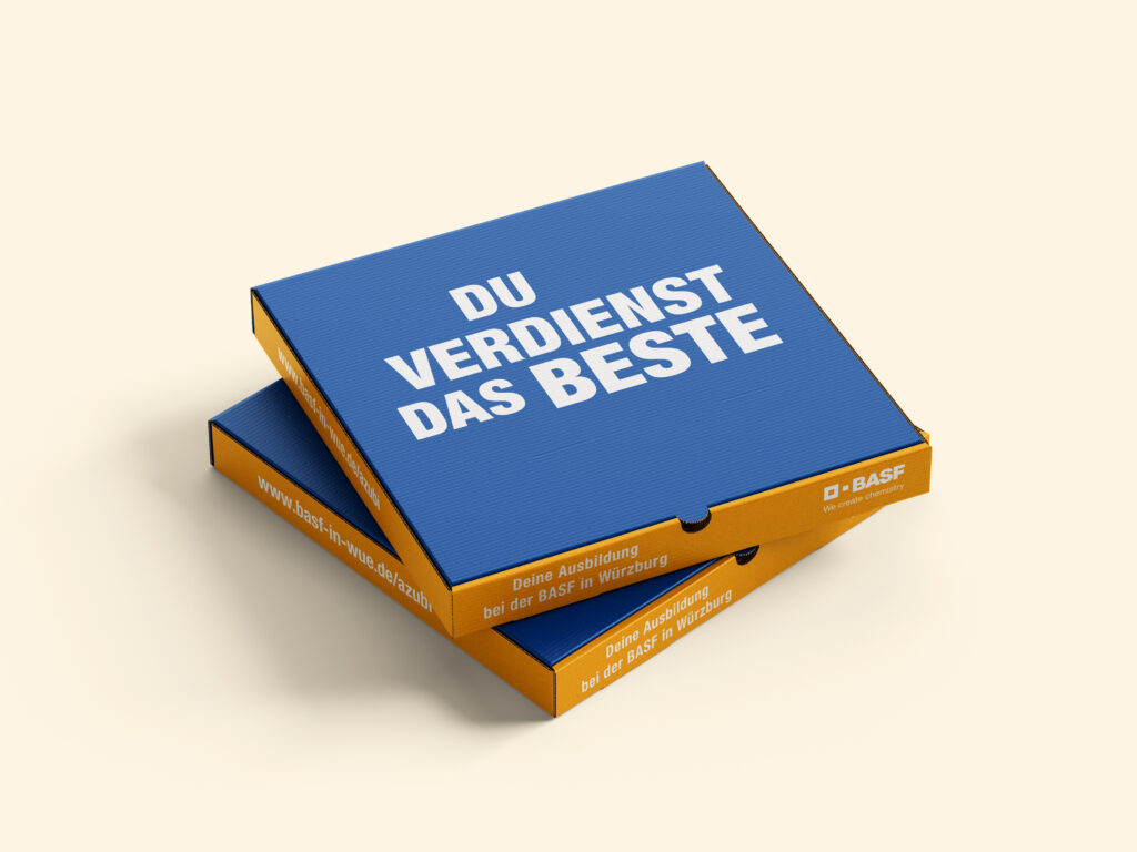 Zwei gebrandete Pizzakartons der BASF-Azubi-Kampagne mit dem Claim „Du verdienst das Beste“ – Employer-Branding-Merchandising zur Ansprache von Nachwuchskräften.