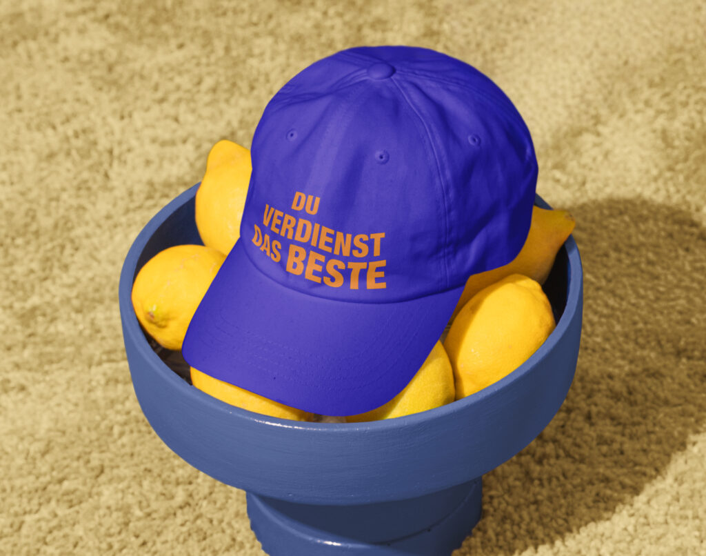 Blaue Cap mit dem Claim „Du verdienst das Beste“ aus der Azubi-Recruiting-Kampagne von BASF Würzburg – fotografiert als Employer-Branding-Merchandising-Element.