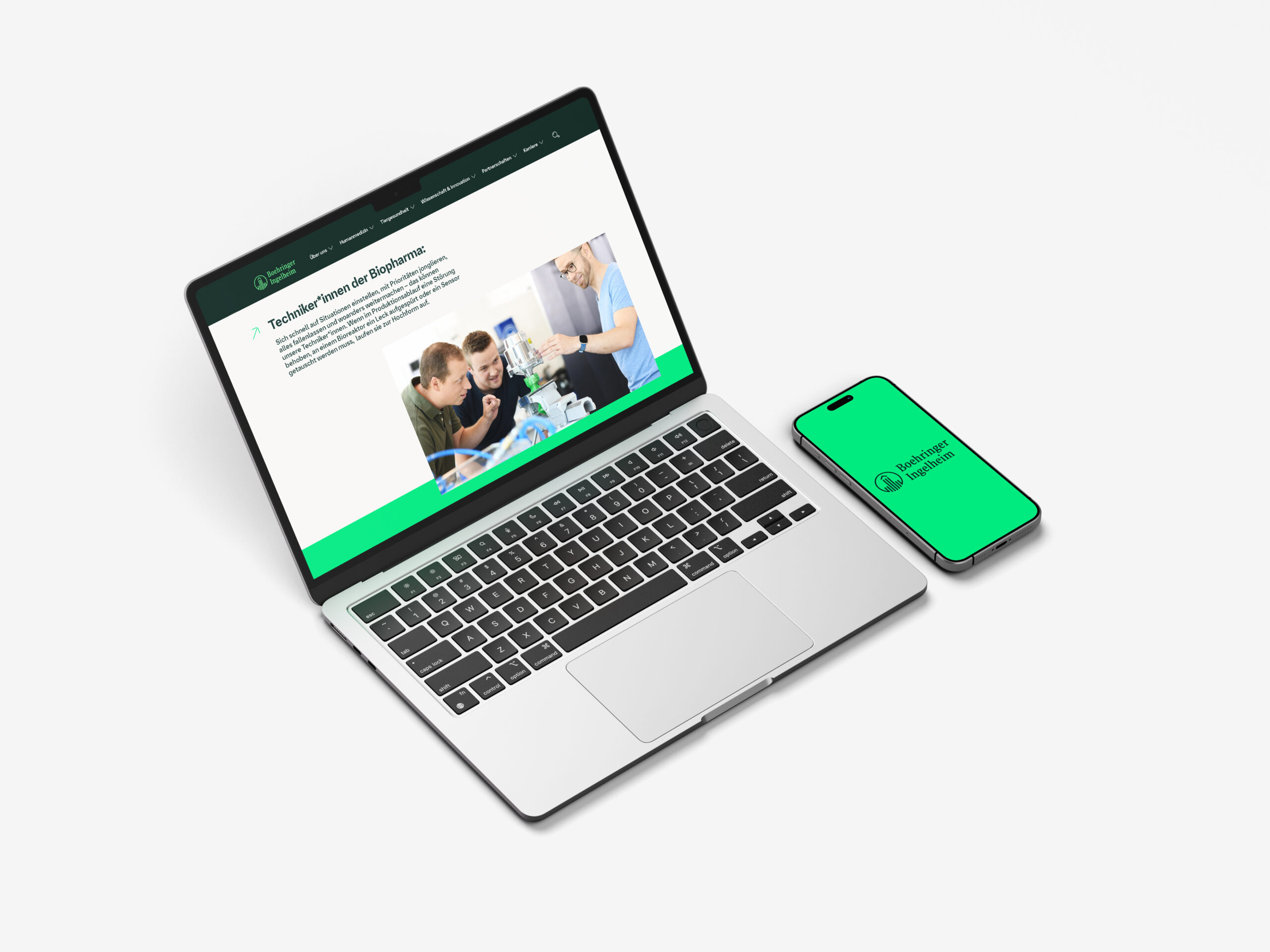 Laptop- und Smartphone-Mockup mit der Boehringer-Ingelheim-Karriereseite und Markenfarbigkeit auf weißem Hintergrund.