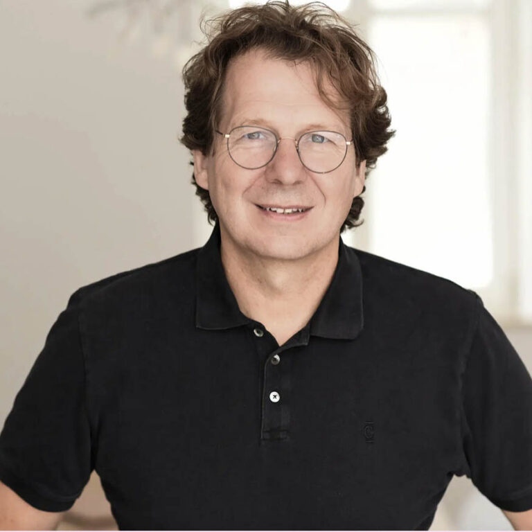 Carsten Herbert, Inhaber der Agentur Heldenstreich, im Büro der Employer-Branding- und Markenkommunikationsagentur.