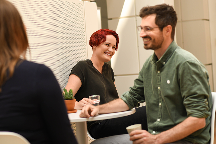 Mitarbeitende von Boehringer Ingelheim im lockeren Austausch in einer modernen Sitzecke.