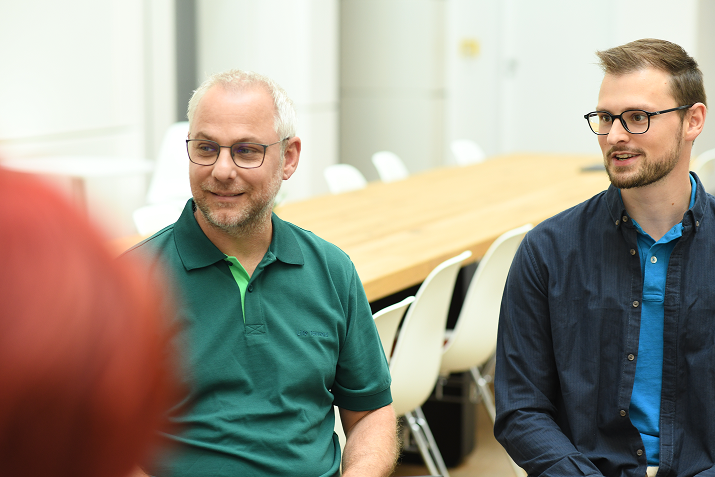 Zwei Mitarbeitende von Boehringer Ingelheim im Gespräch in einem modernen Besprechungsraum.