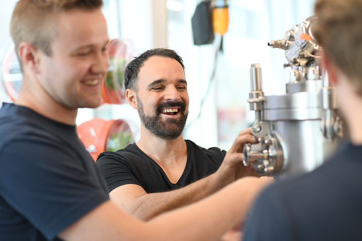 Mitarbeitende von Boehringer Ingelheim arbeiten gemeinsam an einer technischen Anlage in der Produktion.