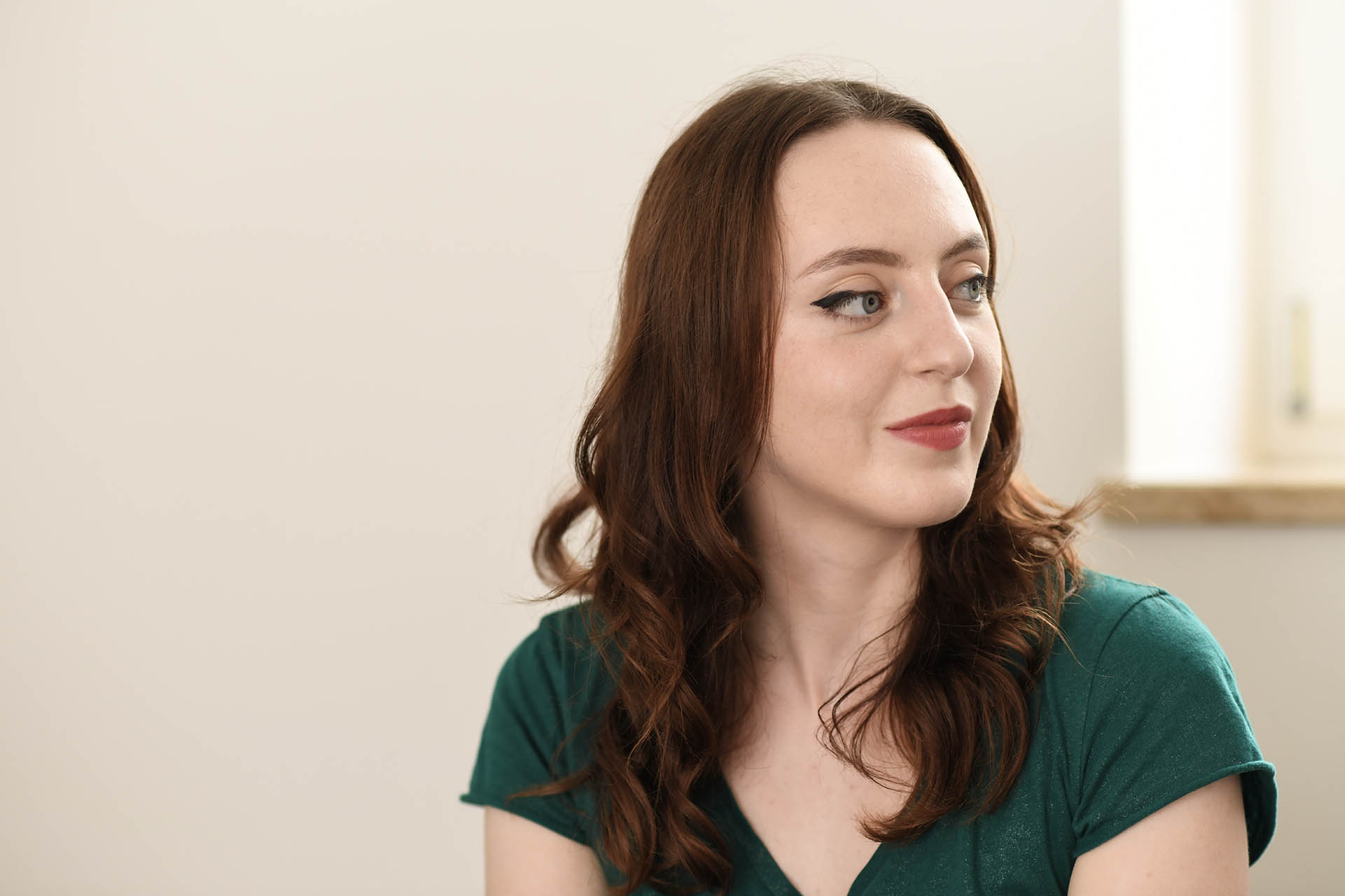 Junge Mitarbeiterin der Agentur Heldenstreich im Gespräch, symbolisch für authentische Employer-Branding-Arbeit und eine moderne, persönliche Agenturkultur.