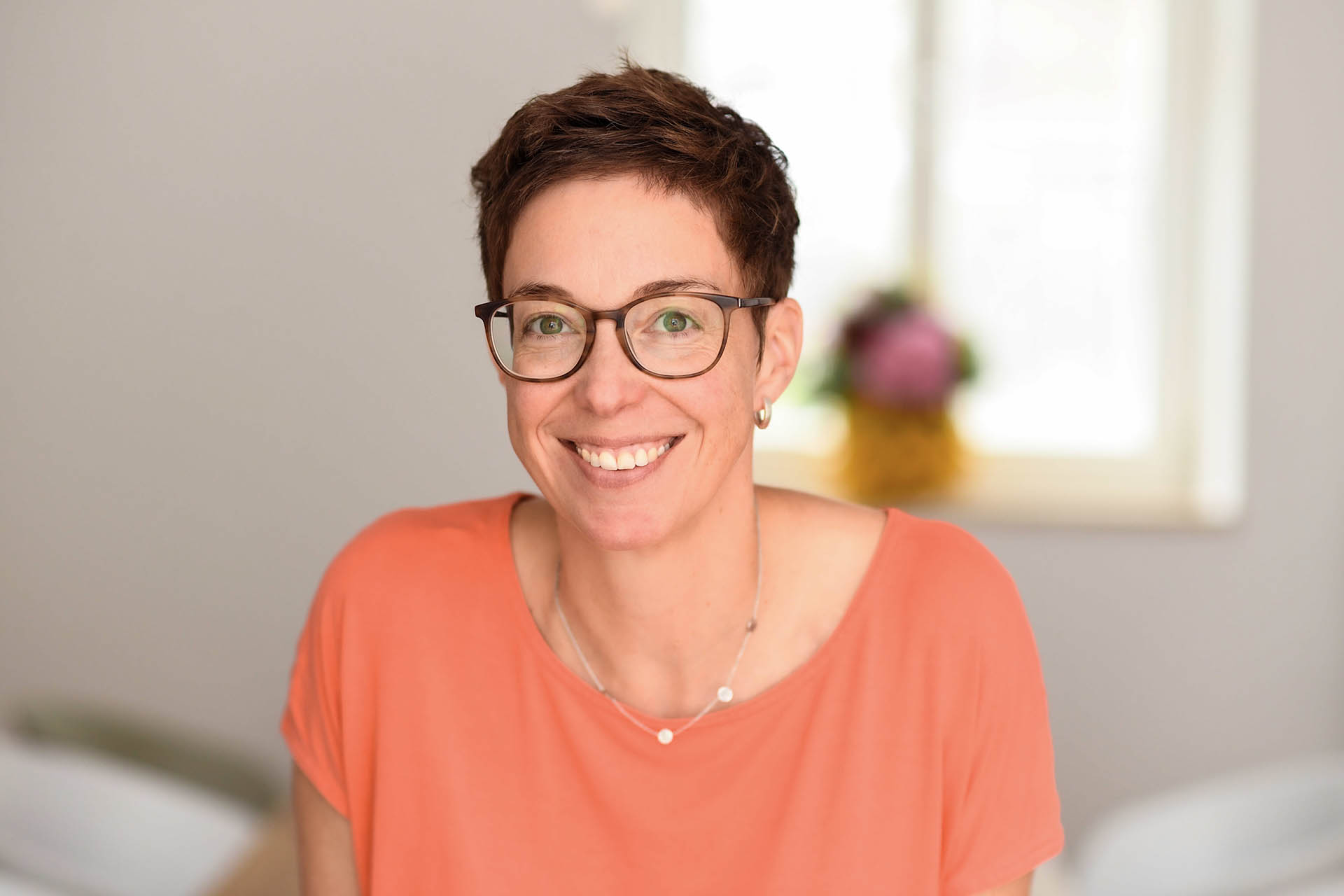 Mitarbeiterin der Agentur Heldenstreich lächelnd im Büro, authentisches Porträt für Employer-Branding-Darstellung