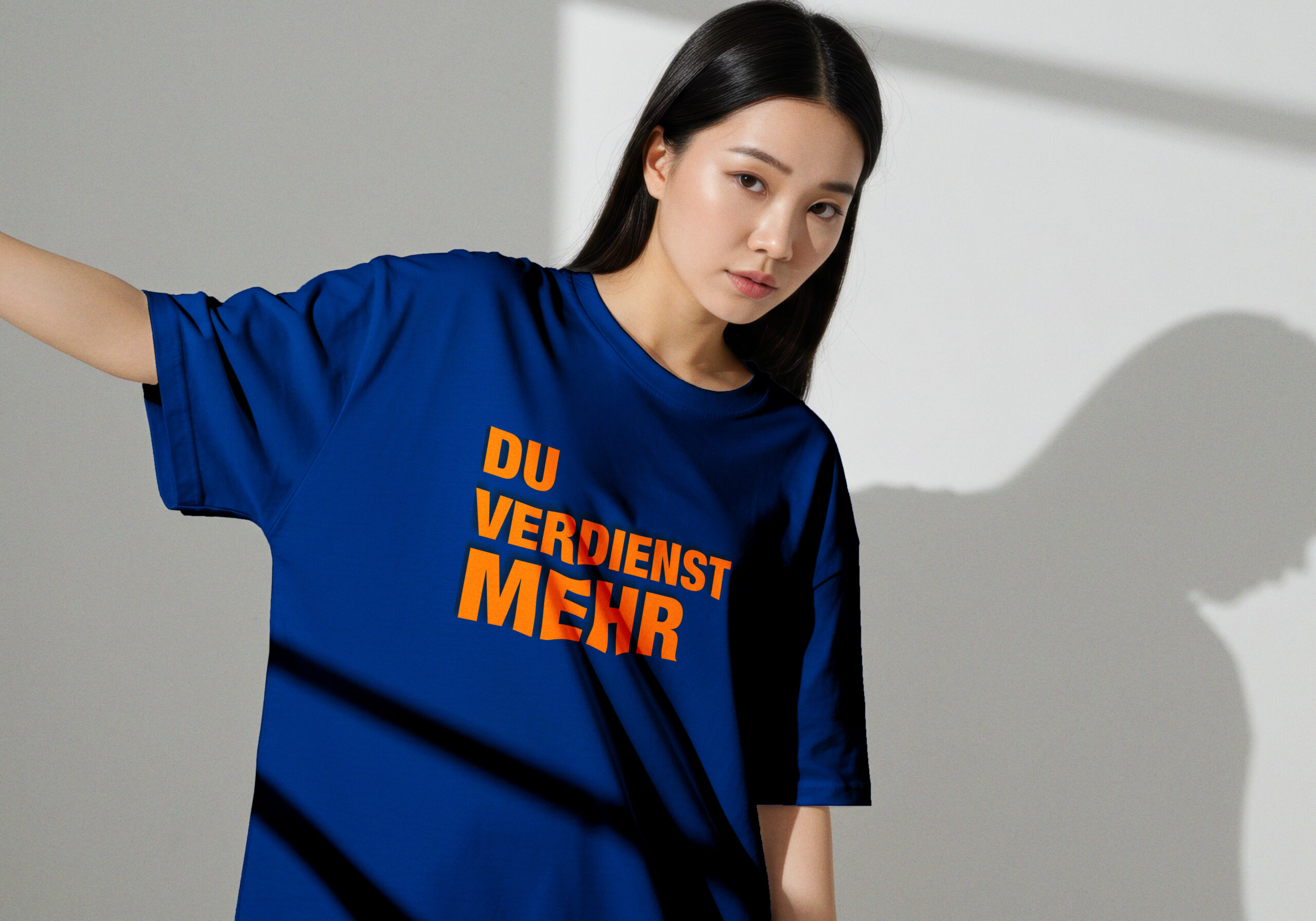 Frau im blauen T-Shirt mit dem Claim „Du verdienst mehr“ – Recruiting-Motiv für BASF Coatings Würzburg zur Ansprache neuer Mitarbeitender.