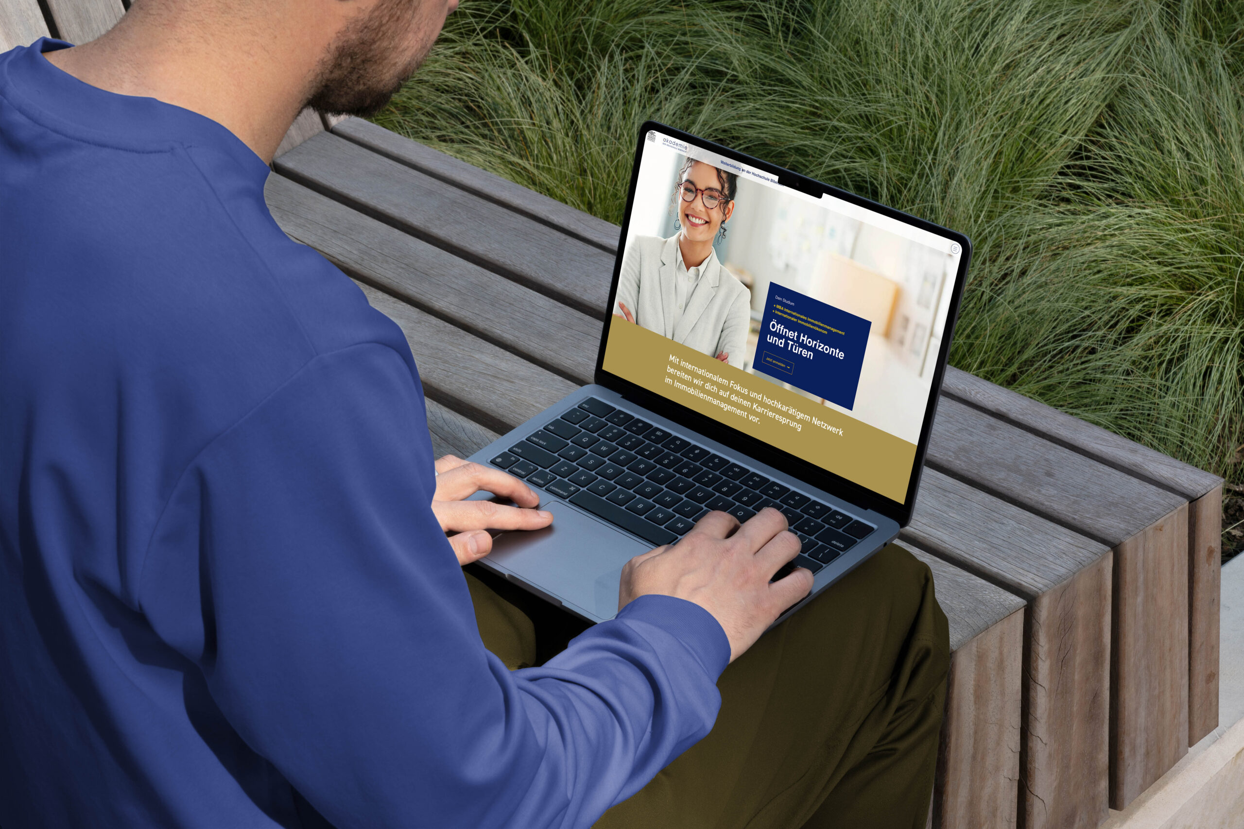 „Laptop-Mockup mit geöffneter Landingpage Immo.mba für das MBA-Studium Internationales Immobilienmanagement“