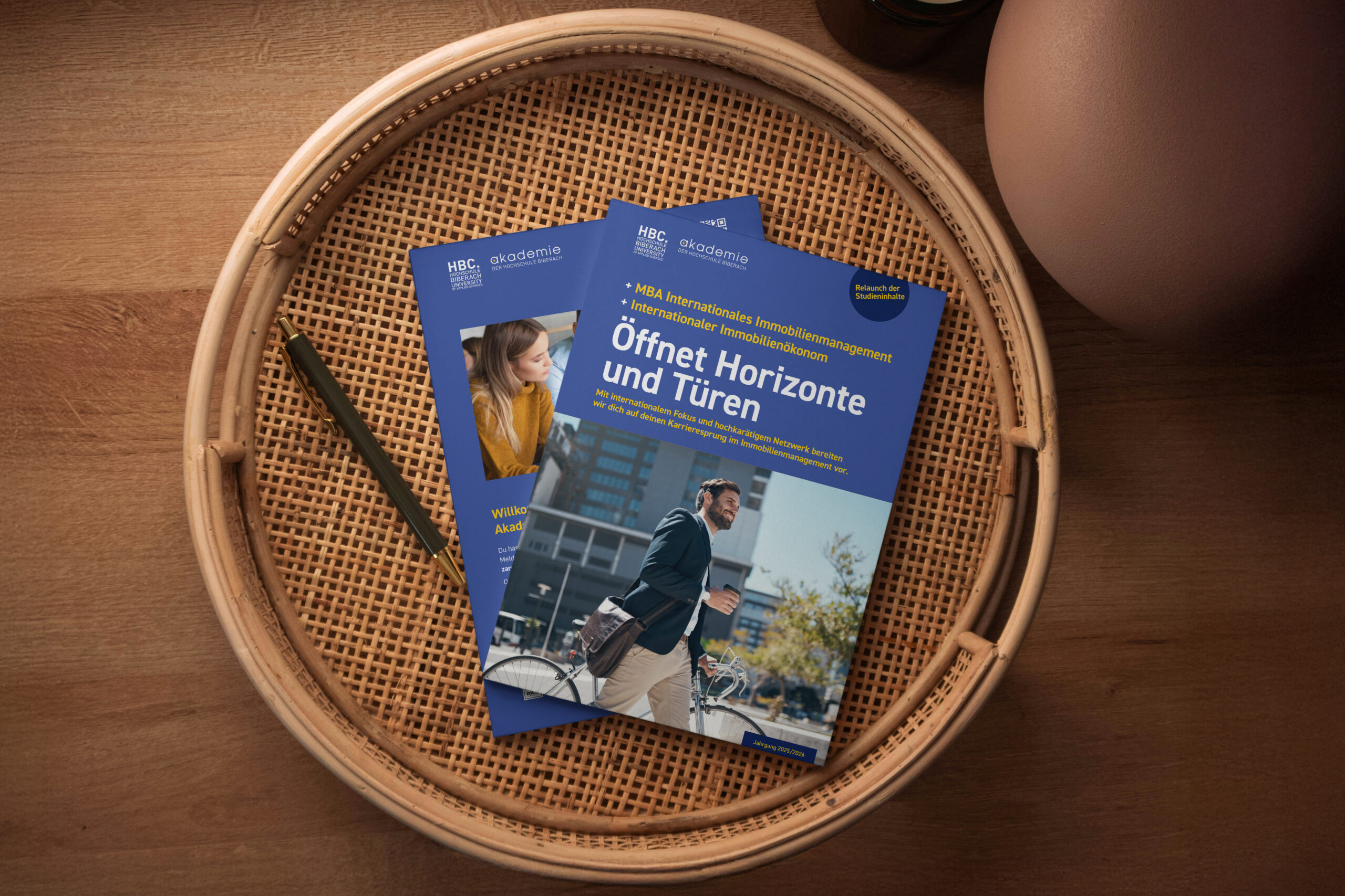 Studienbroschüre MBA Internationales Immobilienmanagement im modernen Tisch-Mockup