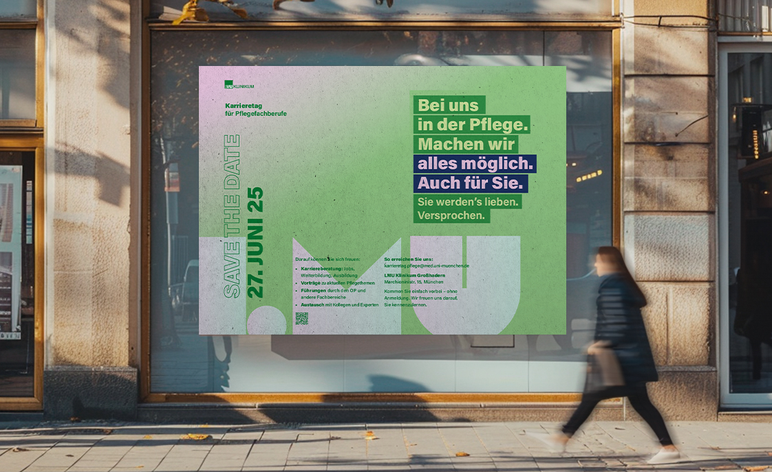 Mockup eines grünen Werbeplakats des LMU Klinikums für den Karrieretag der Pflegefachberufe, aufgehängt in einer Schaufensterfront einer Einkaufsstraße.