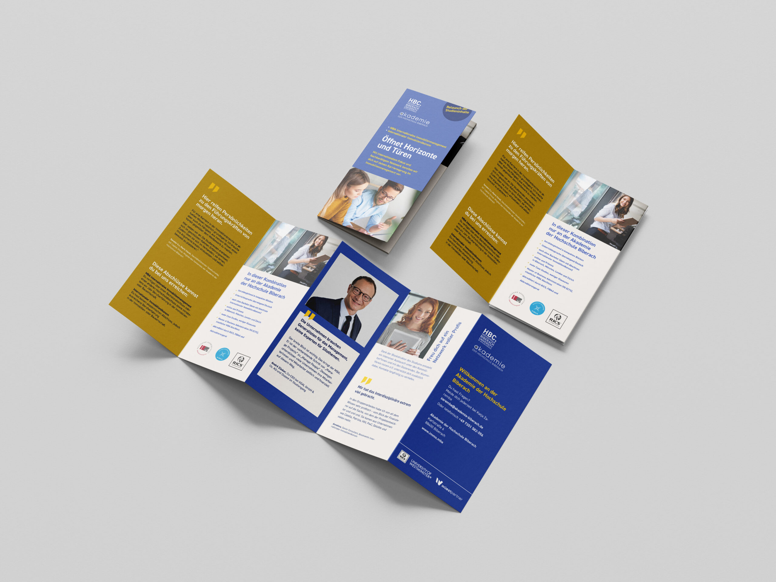 Mockup eines aufgeklappten Folders für den Studiengang MBA Internationales Immobilienmanagement der Akademie der Hochschule Biberach, gestaltet von der Agentur Heldenstreich.