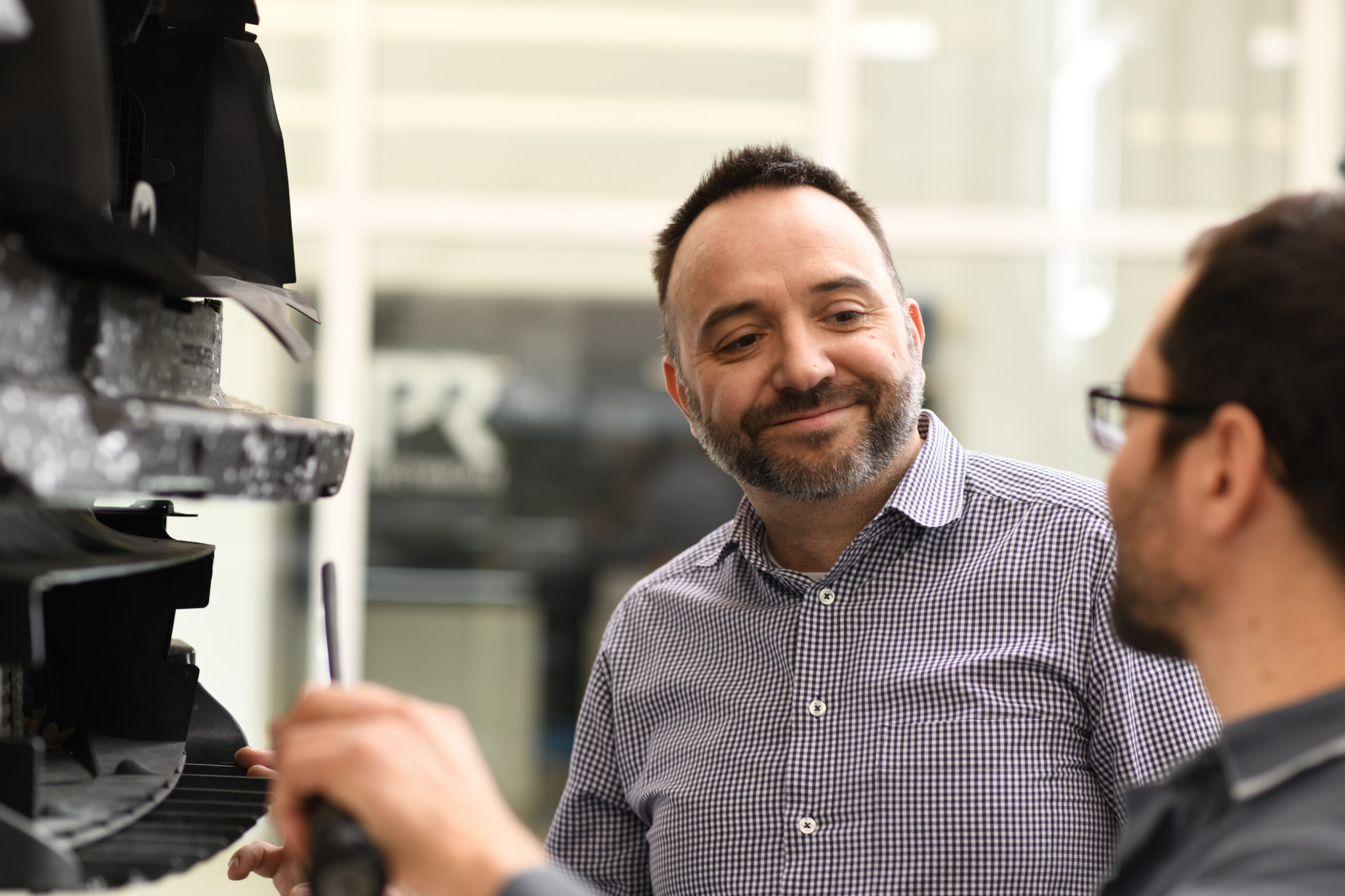 Mitarbeiter im Autohaus Widmann+Winterholler im Gespräch in der Werkstatt