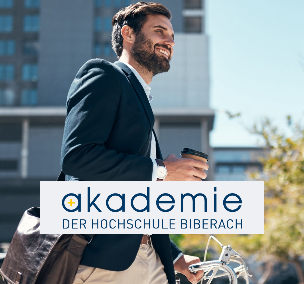 „Business-Student mit Kaffee und Fahrrad – Teaserbild zur MBA-Kampagne der Akademie der Hochschule Biberach“