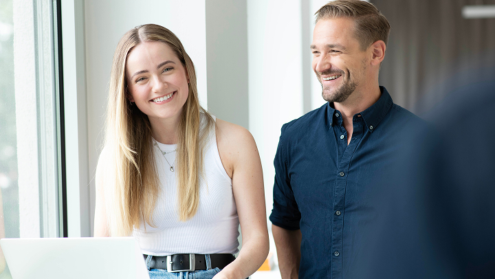 Zwei Mitarbeitende der THWS im Gespräch in moderner Arbeitsumgebung – Teamkultur und Employer Branding Hochschule