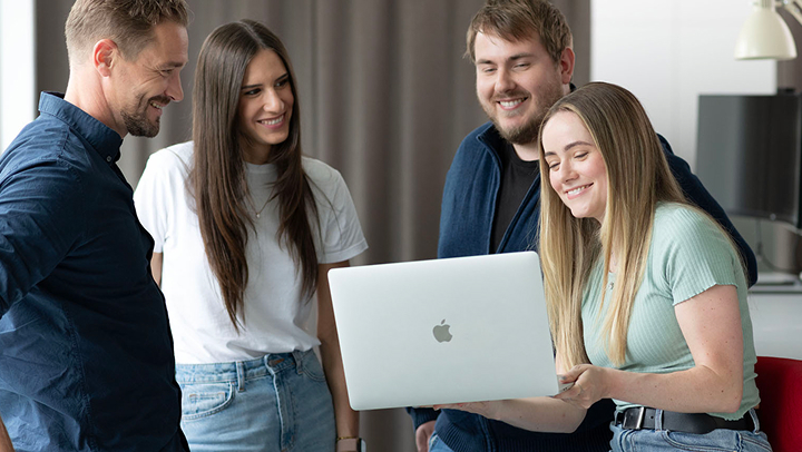 Team der THWS arbeitet gemeinsam am Laptop und bespricht Inhalte in kollegialer Atmosphäre