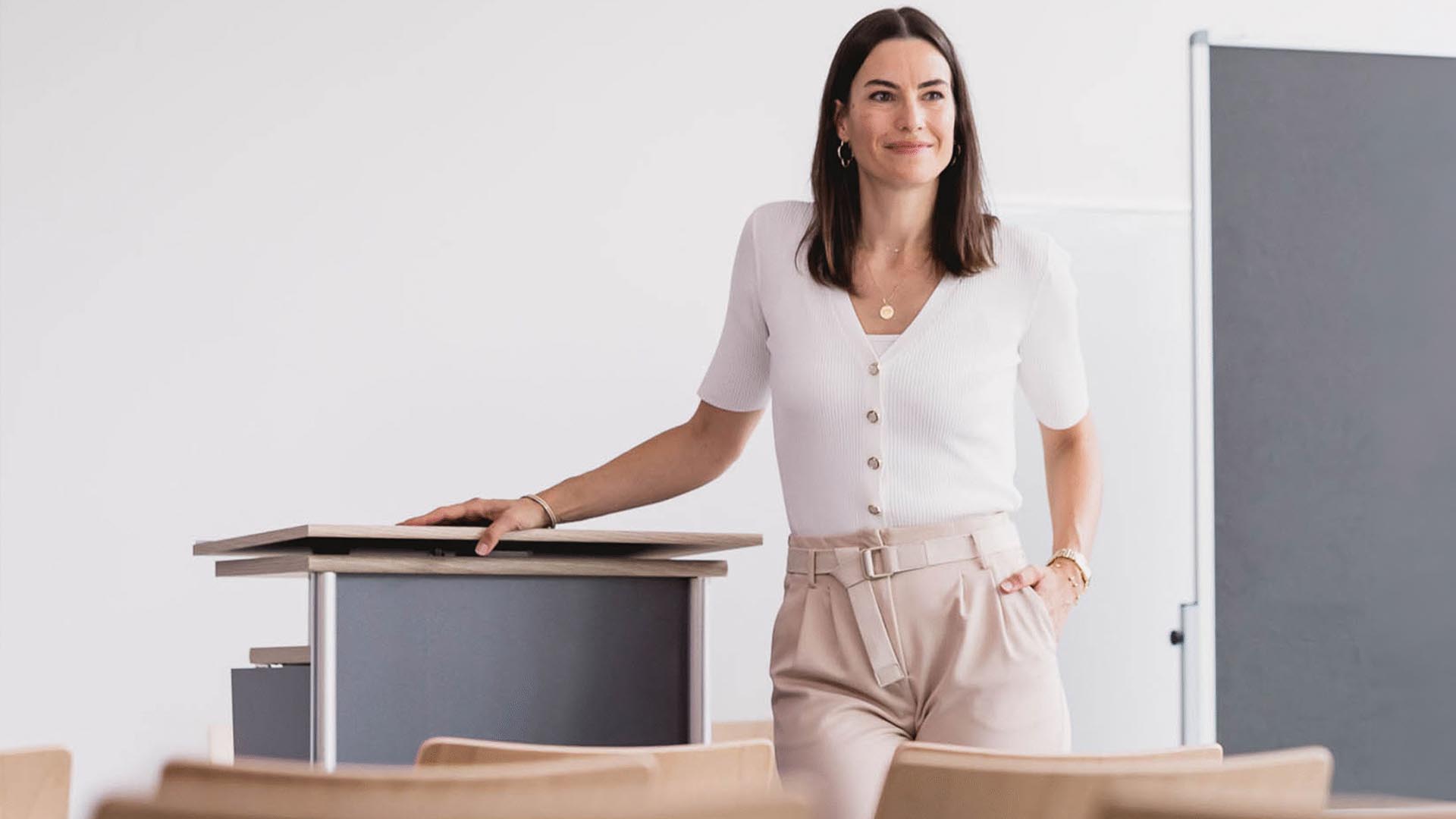 Professorin der THWS im Hörsaal am Pult – Employer Branding Kampagne Hochschule