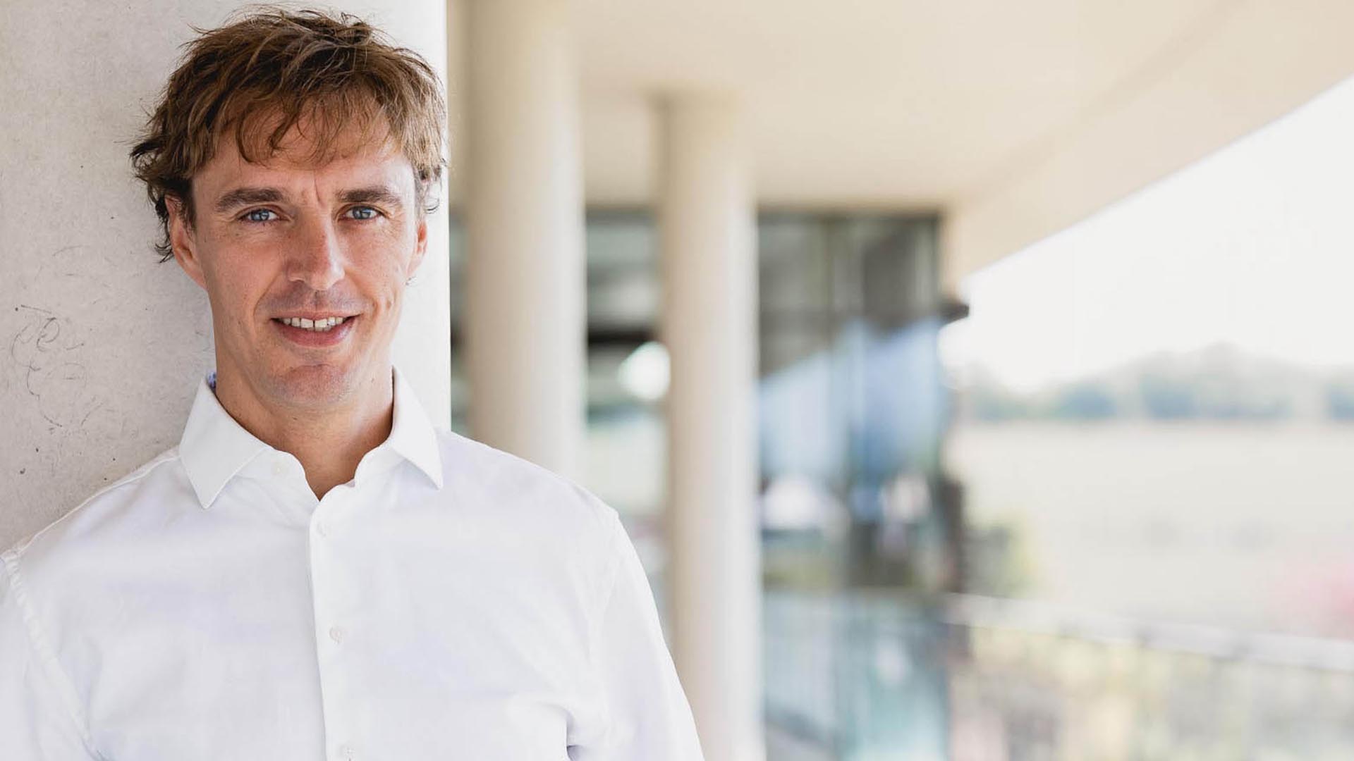 Professor der THWS auf dem Campus – Employer Branding Kampagne Hochschule