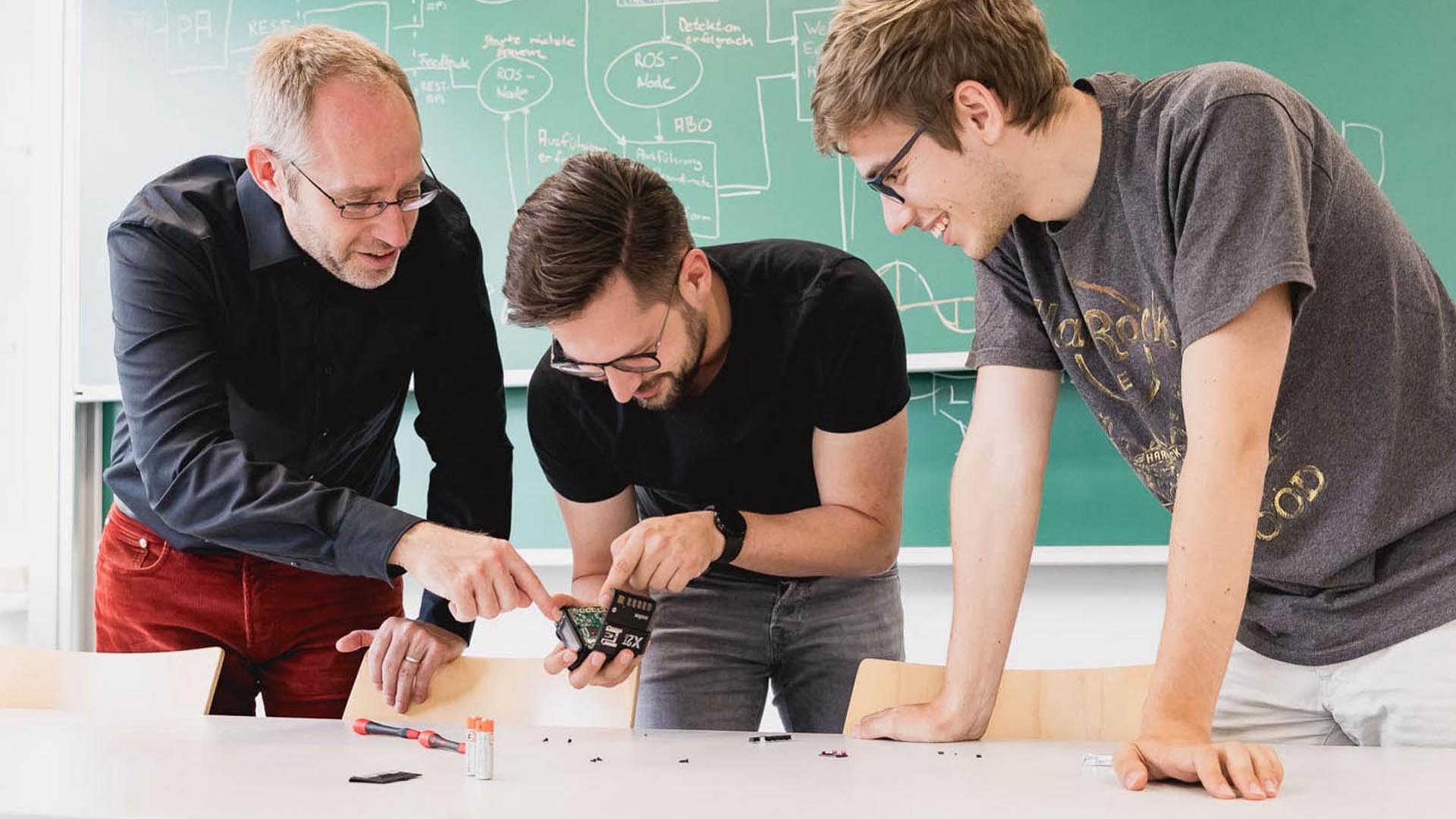 Professor mit Studenten der THWS bei Elektrotechnik – Employer Branding Kampagne