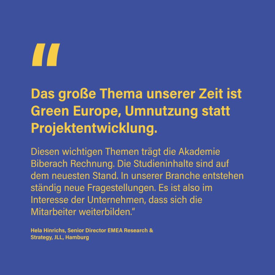 Zitatkachel mit gelbem Anführungszeichen auf blauem Hintergrund: Aussage von Hela Hinrichs, Senior Director EMEA Research & Strategy bei JLL, über Green Europe, Umnutzung und die Aktualität der Studieninhalte der Akademie Biberach.