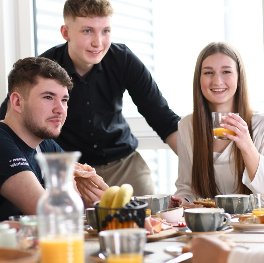 Azubis von Widmann + Winterholler frühstücken gemeinsam und lachen, Employer-Branding-Shooting.
