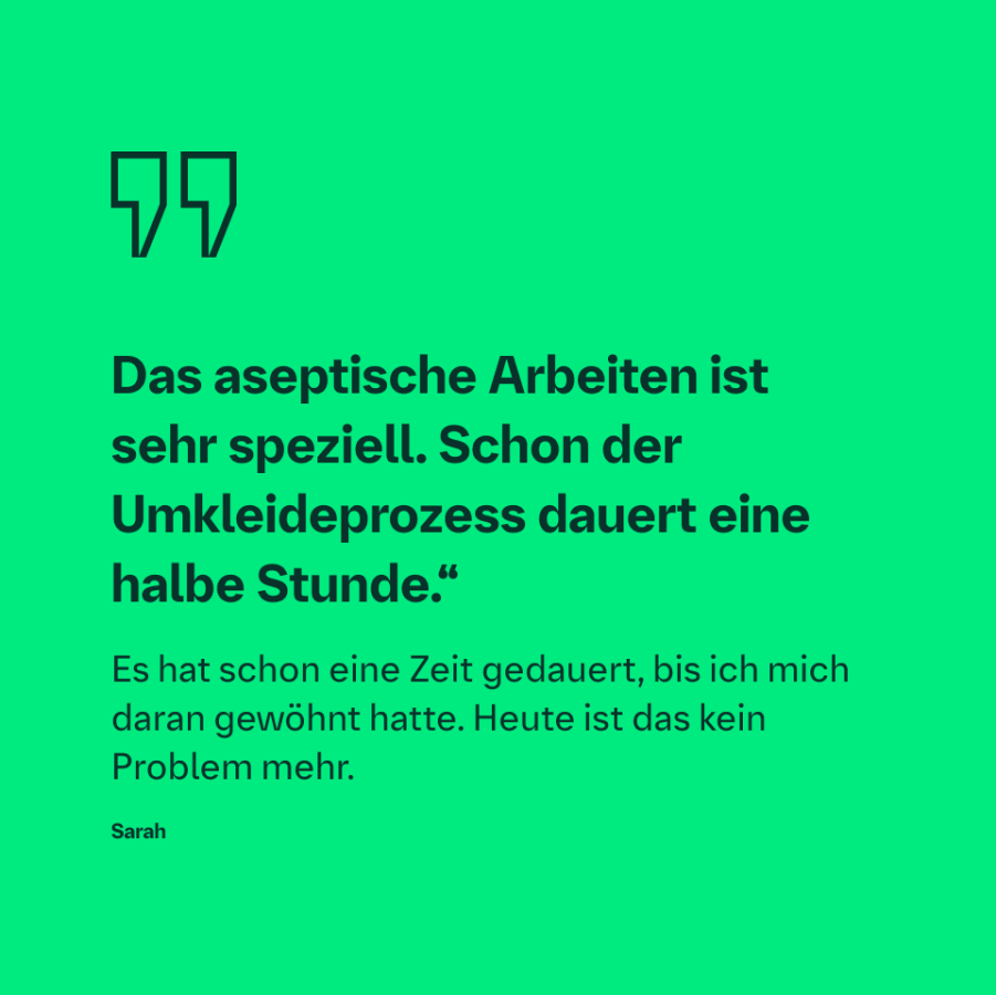 Zitatkarte einer Mitarbeiterin von Boehringer Ingelheim über das aseptische Arbeiten und den Umkleideprozess.