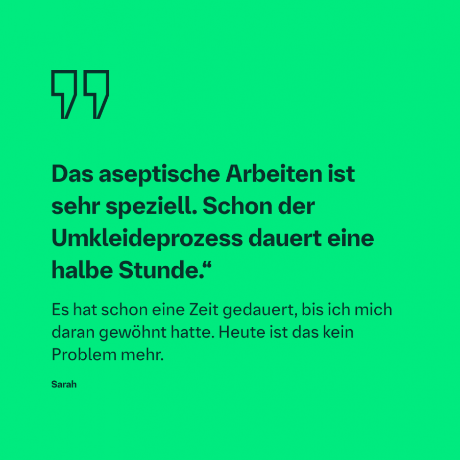 Zitatkarte einer Mitarbeiterin von Boehringer Ingelheim über das aseptische Arbeiten und den Umkleideprozess.