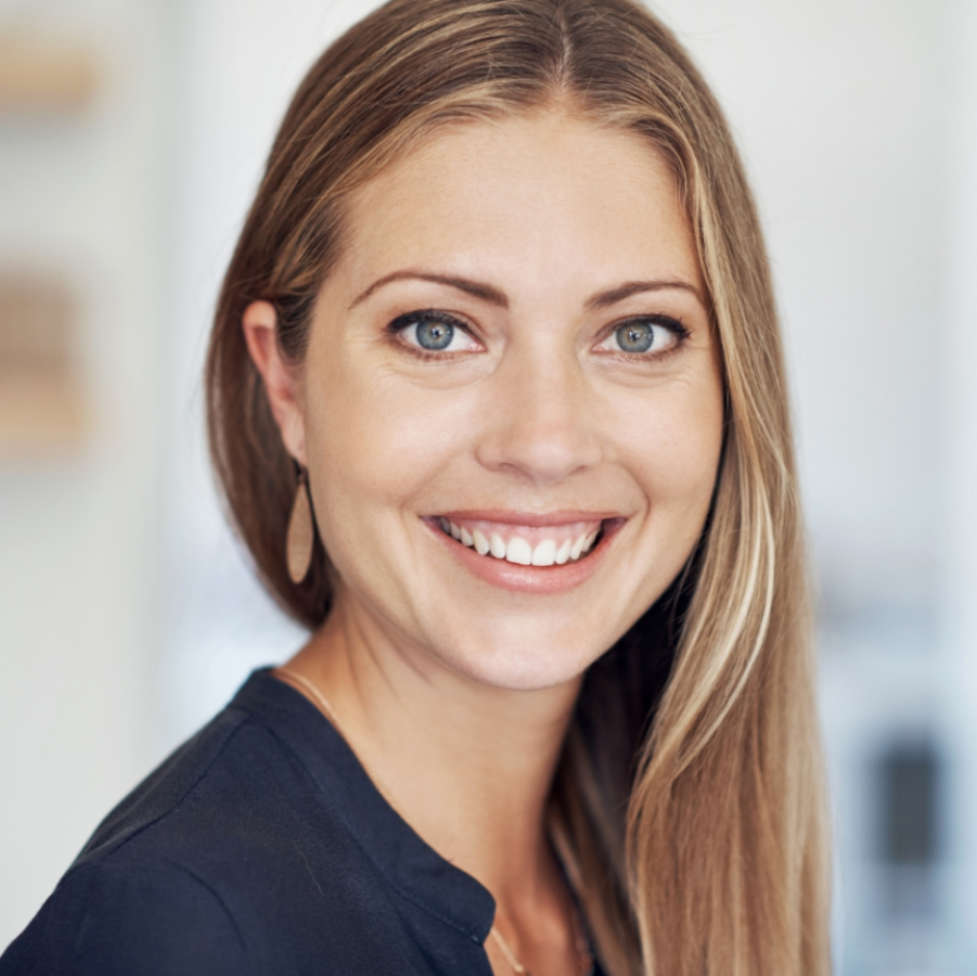 Porträtfoto einer lächelnden Frau als Absolventin des MBA Internationales Immobilienmanagement