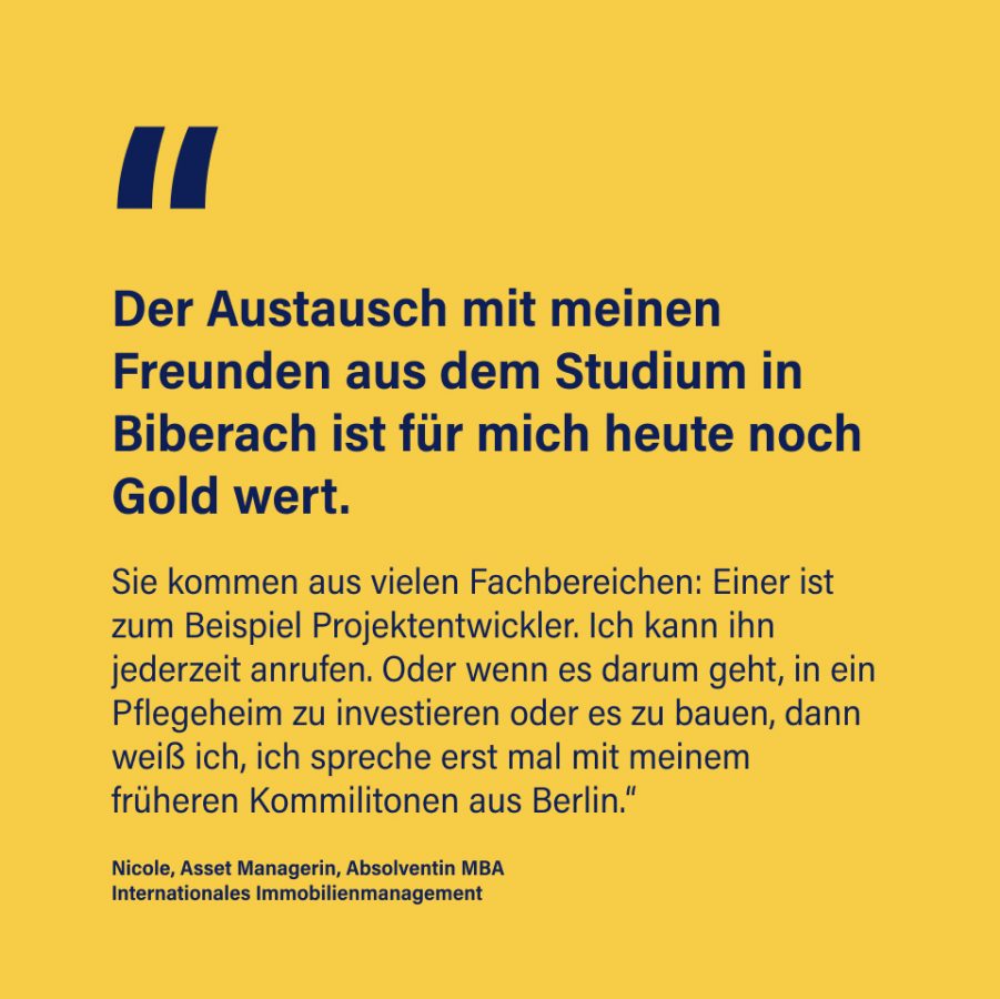 Zitat einer MBA-Absolventin zum Studiengang Internationales Immobilienmanagement auf einer gelben grafischen Testimonial-Kachel.