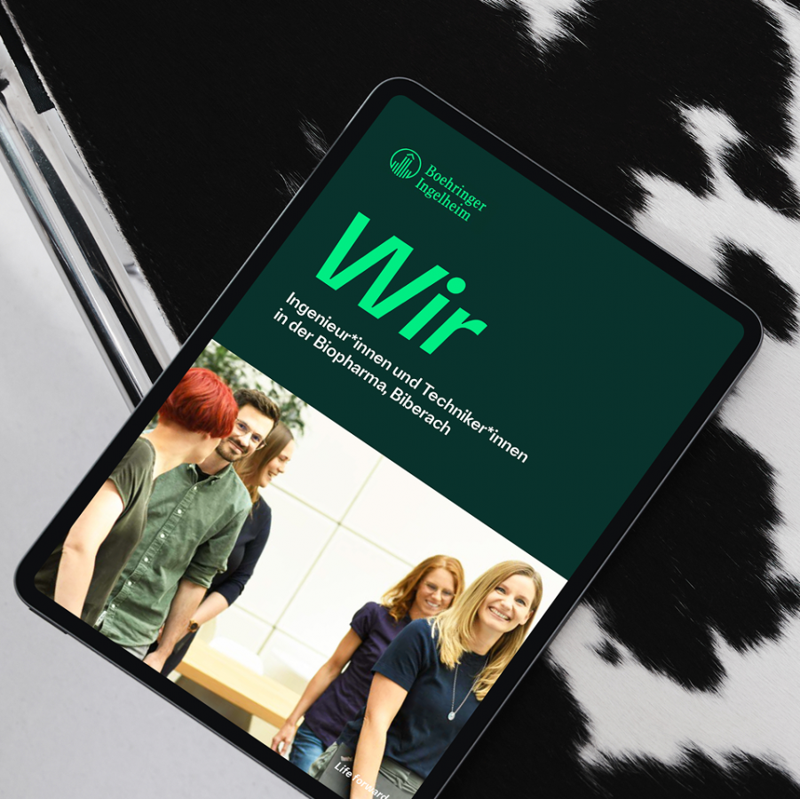 Mockup eines Tablets mit einer Boehringer-Ingelheim Broschüre für Ingenieurinnen und Technikerinnen in der Biopharma, dargestellt auf einer schwarz-weißen Unterlage.