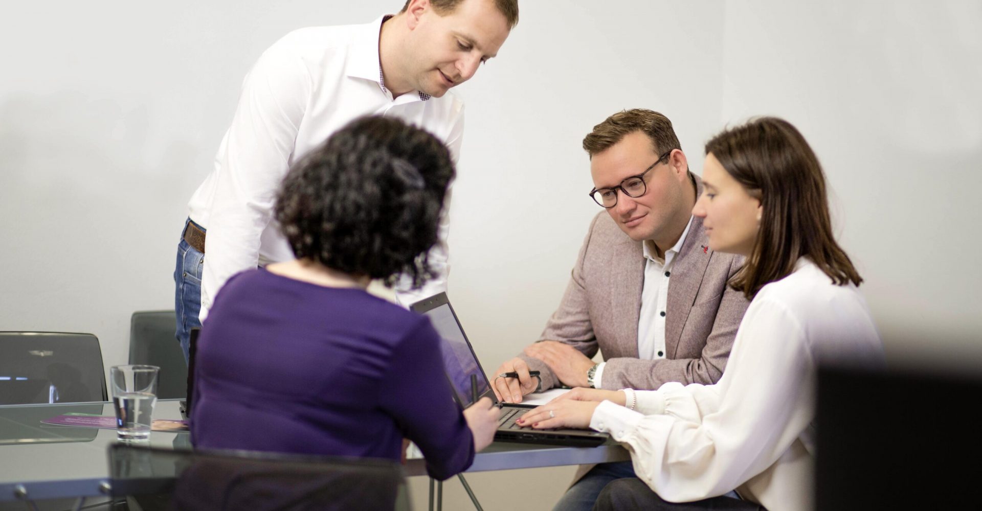 ROOS Homecare Mitarbeiter Meeting Unternehmenskommunikation Content Marketing