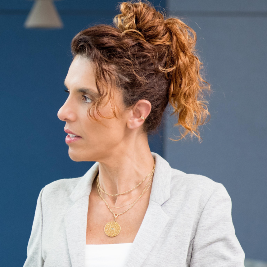 Porträt einer Mitarbeiterin von Boehringer Ingelheim in moderner Büroumgebung.