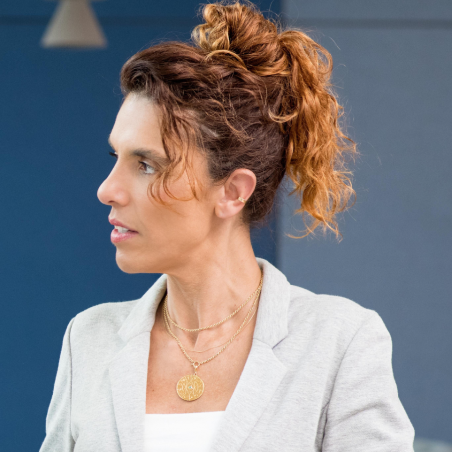 Porträt einer Mitarbeiterin von Boehringer Ingelheim in moderner Büroumgebung.