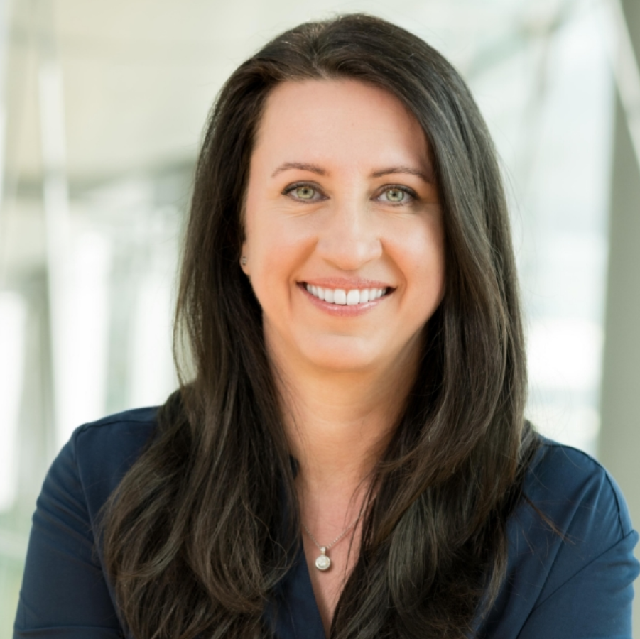 Porträt einer Mitarbeiterin von Boehringer Ingelheim in heller, moderner Büroumgebung.