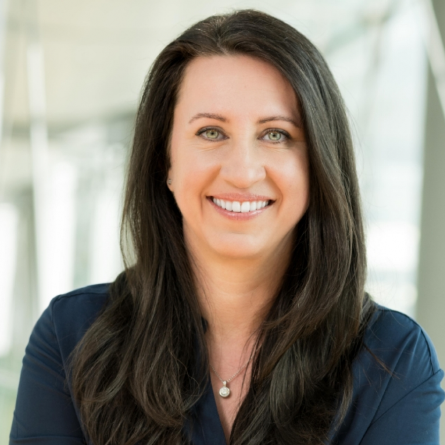 Porträt einer Mitarbeiterin von Boehringer Ingelheim in heller, moderner Büroumgebung.