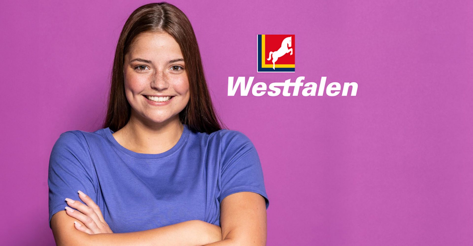 Junge Auszubildende vor kräftigem, violettem Hintergrund mit Westfalen-Logo – authentisches Motiv der Westfalen-Azubi-Kampagne von Agentur Heldenstreich.